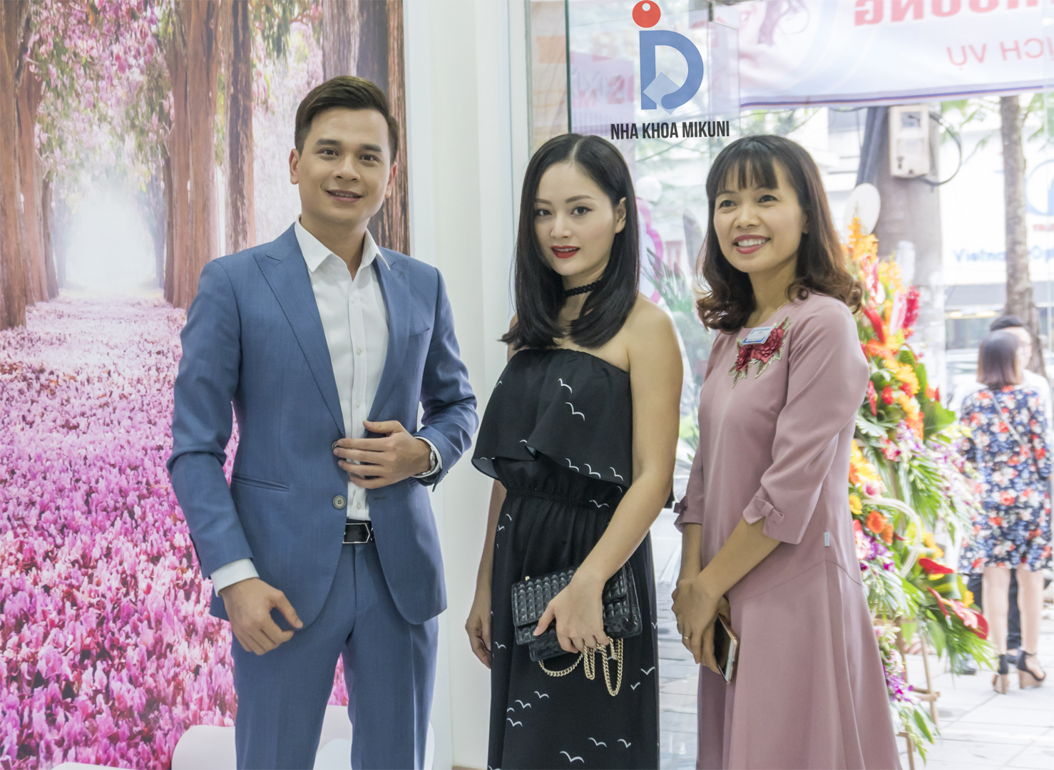 Lan Phương cùng MC Danh chụp hình lưu niệm tại Nha Khoa MIKUNI