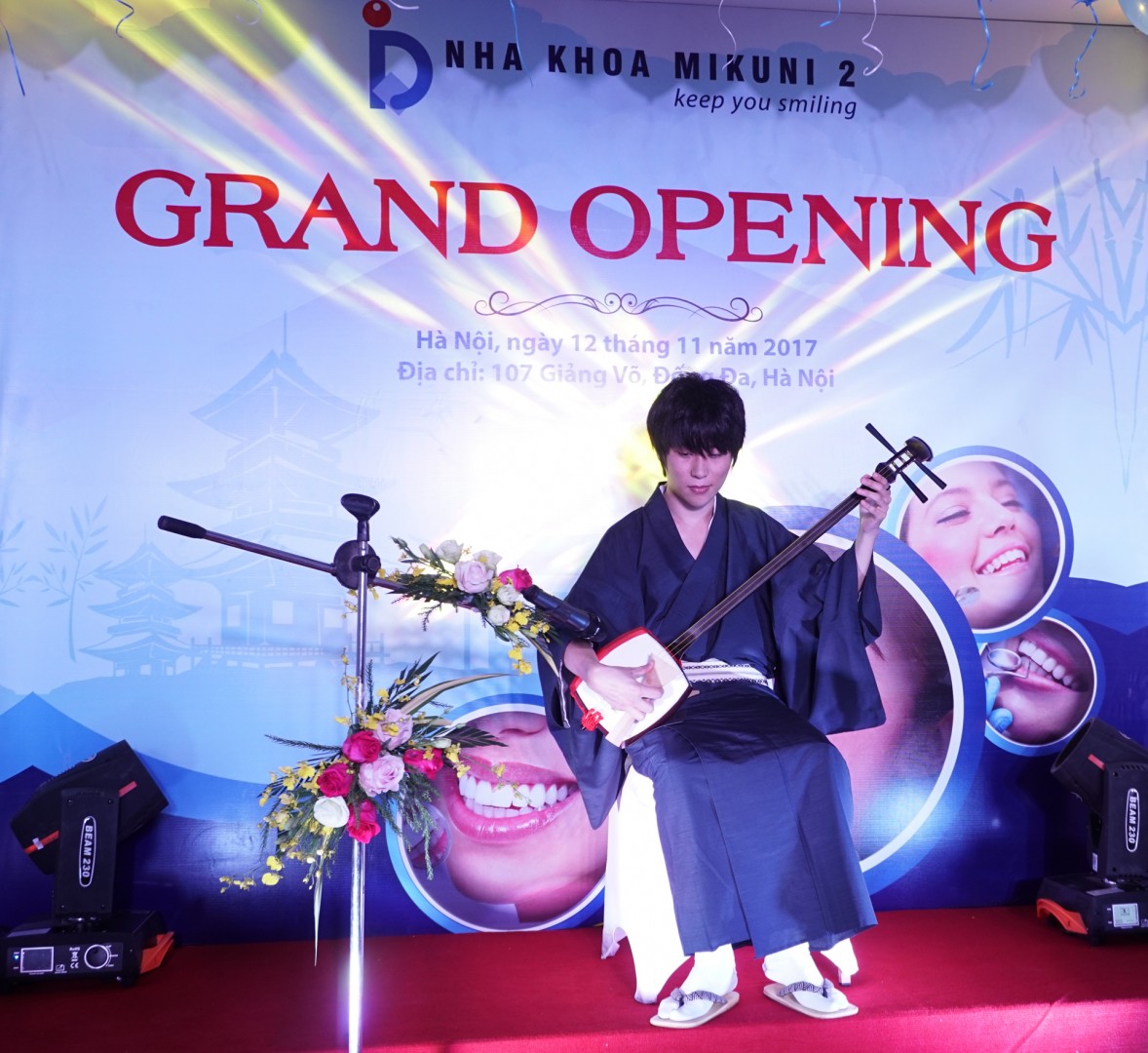 Nghệ sỹ Suzuki biểu diễn tiếng nhac cụ nhạc cụ truyền thống của cay đàn Shamisen