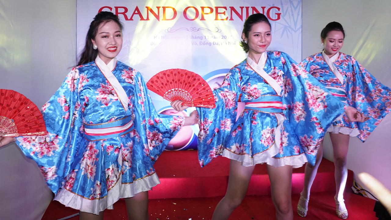 Vũ đoàn Victoria múa mừng khai trương Nha Khoa Mikuni