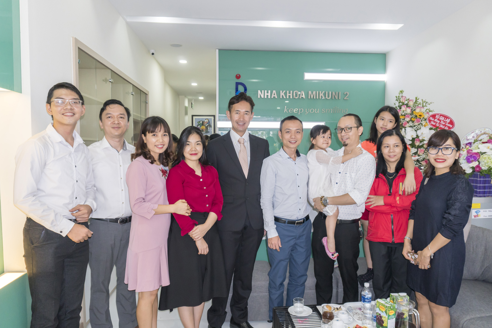 Khách hàng thân thiết chụp hình tại Nha khoa Mikuni